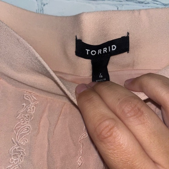 Torrid Skirt Size 4 Pink Embroidered A-Line Lined Knee Length Elegant Womens - Picture 3 of 3